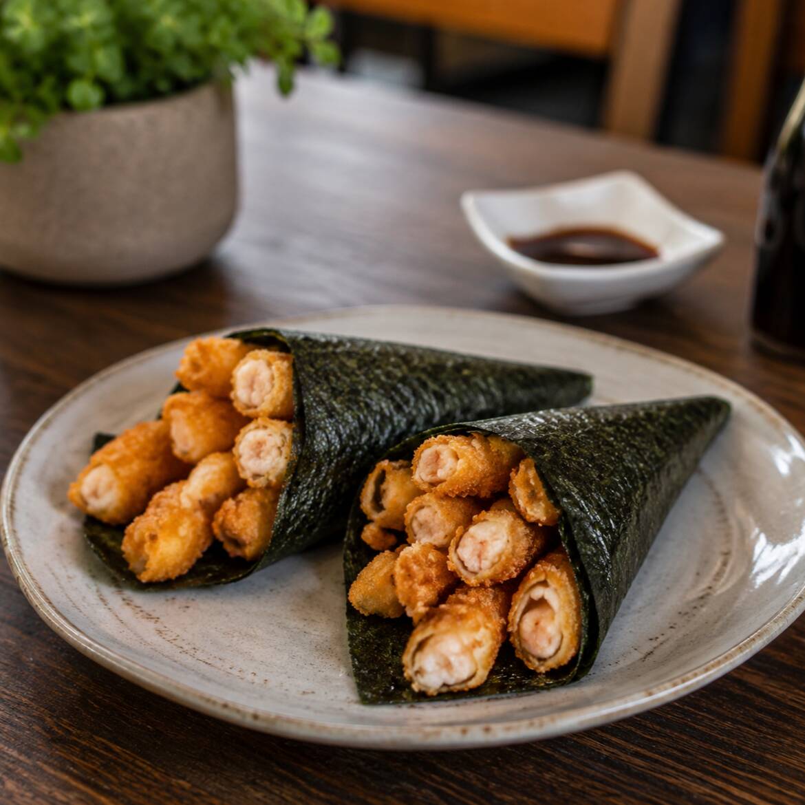 Combo com 2 Temakis Ebi Premium recheados com Camarão Crocante e Muito Cream Cheese Cremoso + Coca-Cola 350ml.