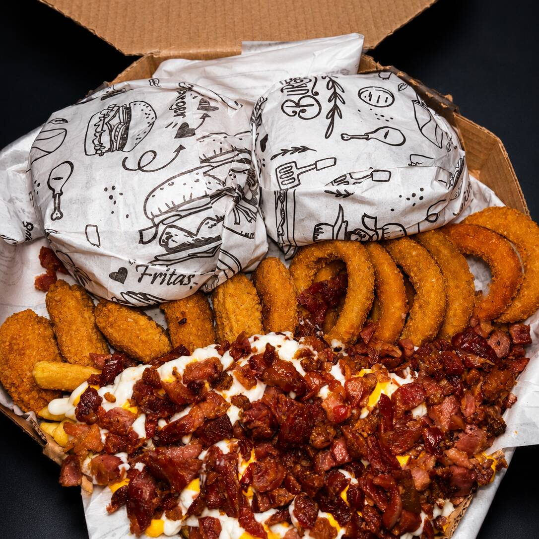 Combo Na Caixa
2 Burguer artesanal+ fritas com cheddar, catupiry e bacon+ 6 nugguets+ 6 cebolas empanadas+ refri 1lt
1 Carne Bovina 90g, Cheddar cremoso, Bacon em cubos, Mussarela ,cebola roxa e salada rica.