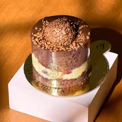 Massa de chocolate Belga molhado, recheado com brigadeiro Belga e brigadeiro de Ninho e pedaços de morango. Em média 200g. Obs. 1: não alteramos nenhum produto ou retiramos/adicionamos ingrediente. Obs. 2: produto de consumo imediato. Obs. 3: alguns produtos podem vir com vencimento do mesmo Dia.