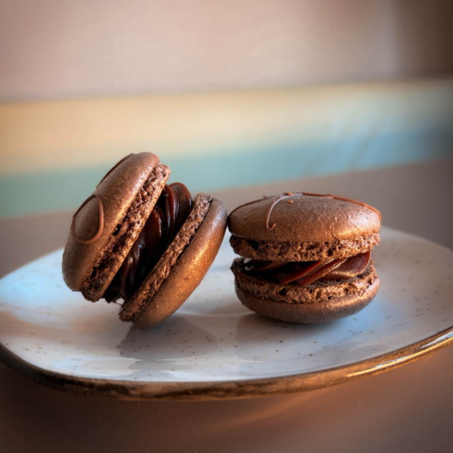 Macarons, clássico doce francês, feitos com farinha de amêndoas e merengue italiano, recheados com brigadeiro meio amargo. Carro-chefe da Amore Dolce.