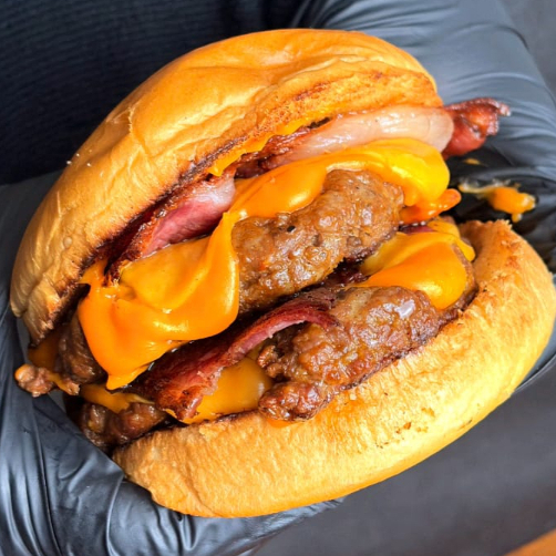 Pão brioche, 2 hambúrguer 150 g, queijo prato, cheddar cremoso, bacon e maionese da casa