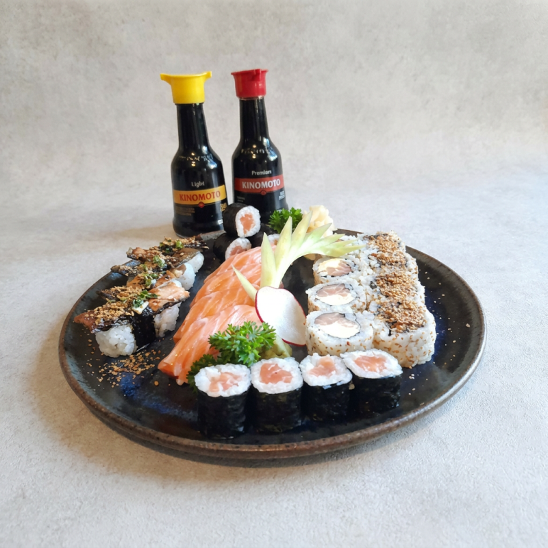 4 niguiri skin, 4 uramaki skin, 4 uramaki filadelfia, 4 niguiri de salmão , 8shakemaki e 8 hot filadelfia. (5 Saches e 2 Hashis)