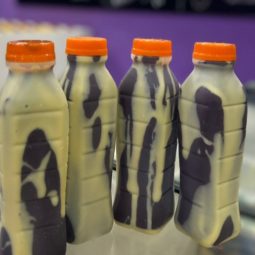 🥶 Açaí Premium 500ml – Energia e Sabor em Cada Gole! 🍫🍌 Sinta o poder do verdadeiro açaí batido na hora! Nossa garrafa de 500ml vem com polpa pura de açaí cremosa e geladinha, batida no ponto certo para refrescar e energizar o seu dia. Acompanhado de uma combinação irresistível: ✨ Leite condensado cremoso para adoçar na medida certa 🥣 Granola crocante que dá aquele toque saudável e delicioso 🥜 Paçoca e amendoim moídos, trazendo o sabor marcante que todo amante de açaí ama! Perfeito para qualquer momento — antes do treino, na correria do dia ou como aquela sobremesa gelada que todo mundo merece. 🚀 Pura energia, sabor e prazer em cada garrafa! Experimente e sinta o gostinho de felicidade em 500ml! 💜