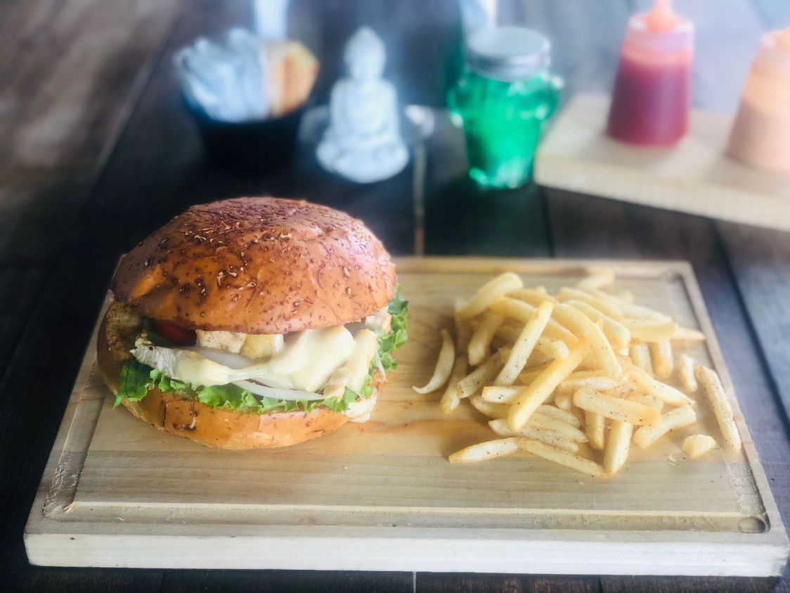 Hamburguesa de Pollo Empanizado Bufalo con Papas
