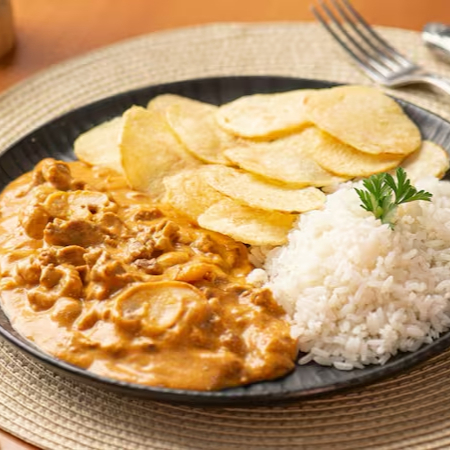 Marmita de Strogonoff de Frango, acompanhado de batata chips crocante artesanal e arroz.  Marmita indicada para 01 pessoa.  Foto meramente ilustrativa.