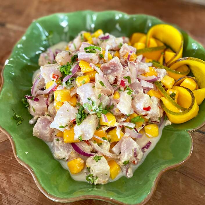 Delicioso ceviche de camarão, manga e molho secreto do cheff