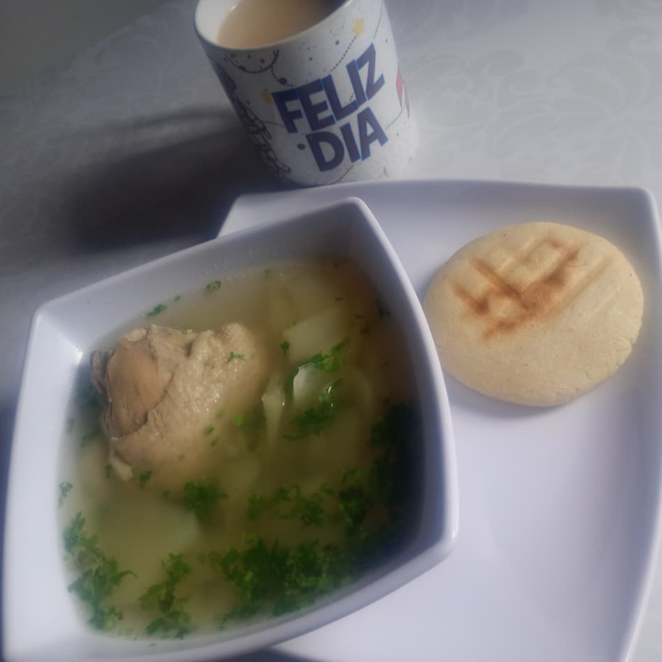 Caldo de Huevo mas Arepa Café Negro o con Leche