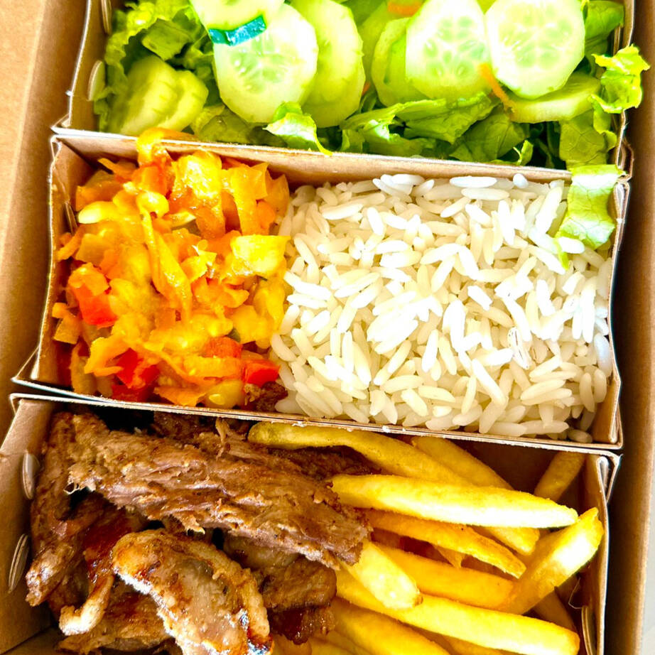 Arroz, legumes, batata frita, uma opçao de carne em tiras e salada