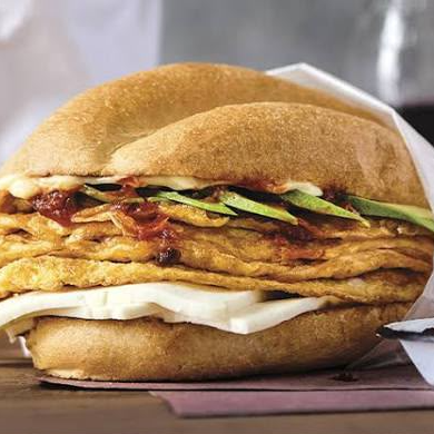 Torta de chilaquiles con huevo