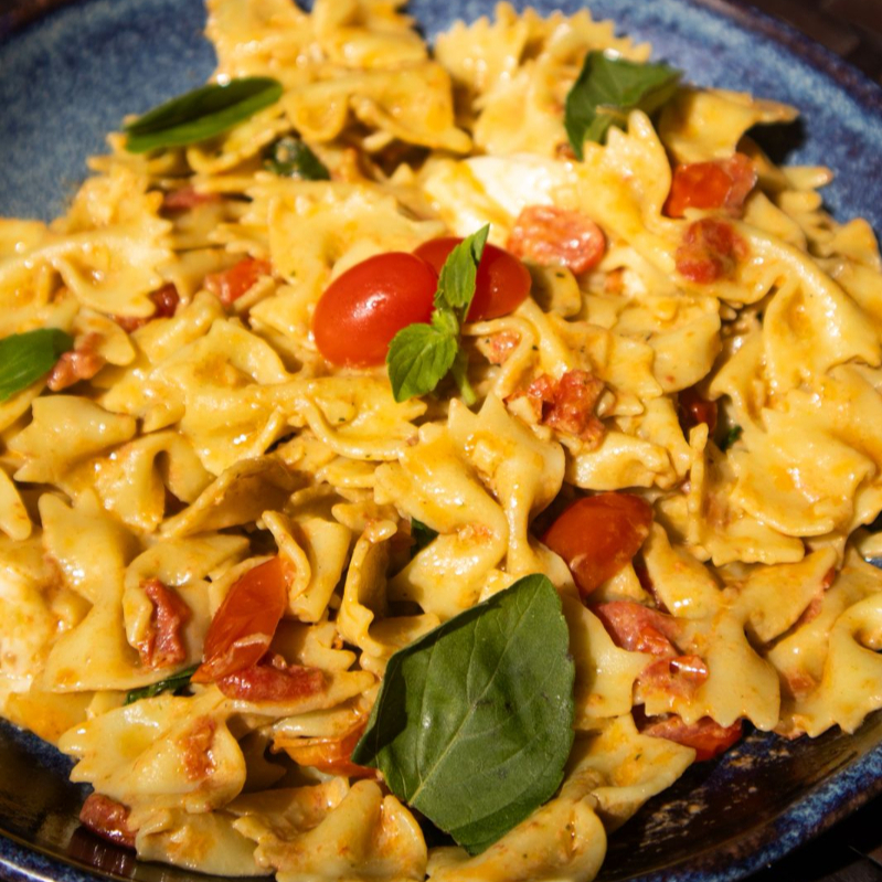 Delicioso macarrão tipo gravatinha envolto de pesto de manjericão, tomate confitado e pedaços de muçarela de búfula. Uma combinação leve e aromática, inspirada na clássica salada caprese. Aprox. 300g