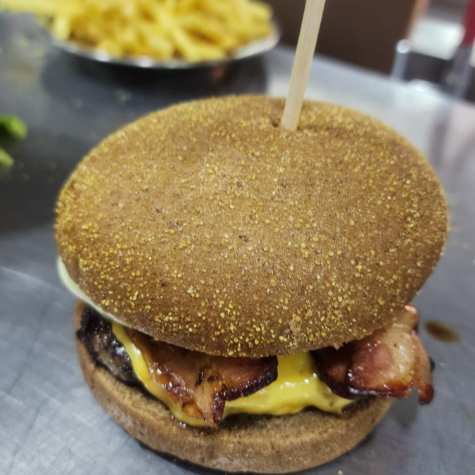 Pão Australiano, Hambúrguer Bovino 180g, 1 Ovo, Bacon, Presunto, Queijo Prato, Salada e Maionese Gourmet