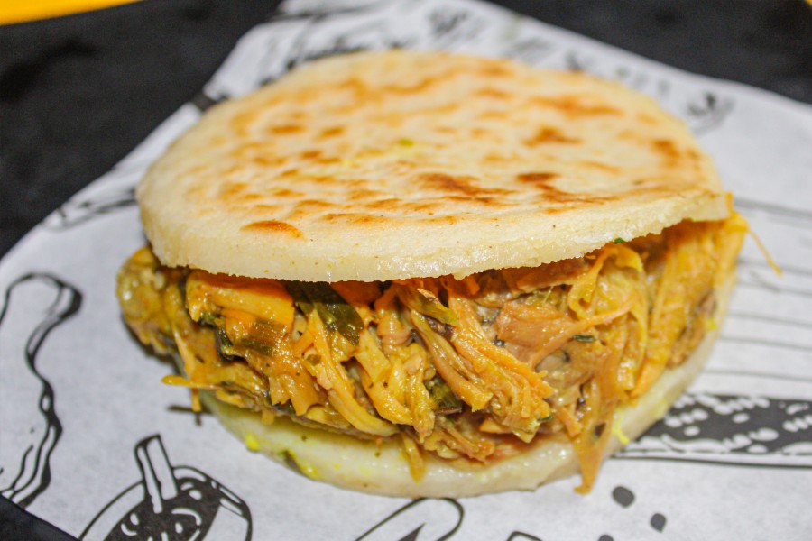 AREPA LA QUE LE MONTARON LOS CACHOS