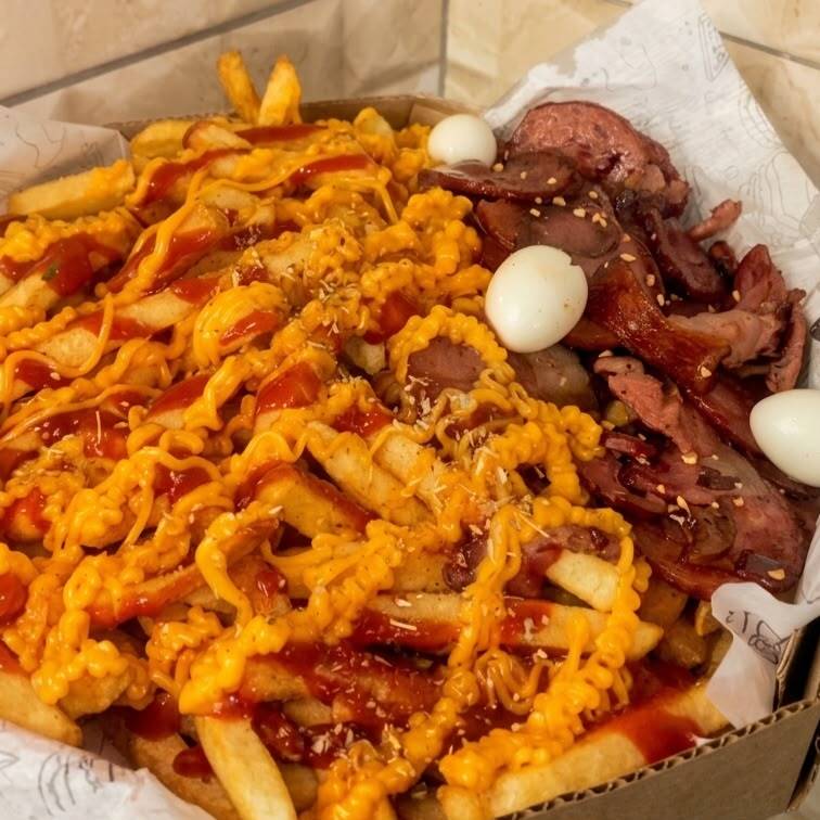 Batata,katchup,molho verde,queijo ralado , cheddar ,orégano,alho torrado, bacon ,calabresa , ovo de codorna.