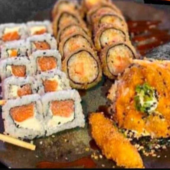 10 cariocas de kani 10 uramaki de salmao 1 temaki de camarao empanado
