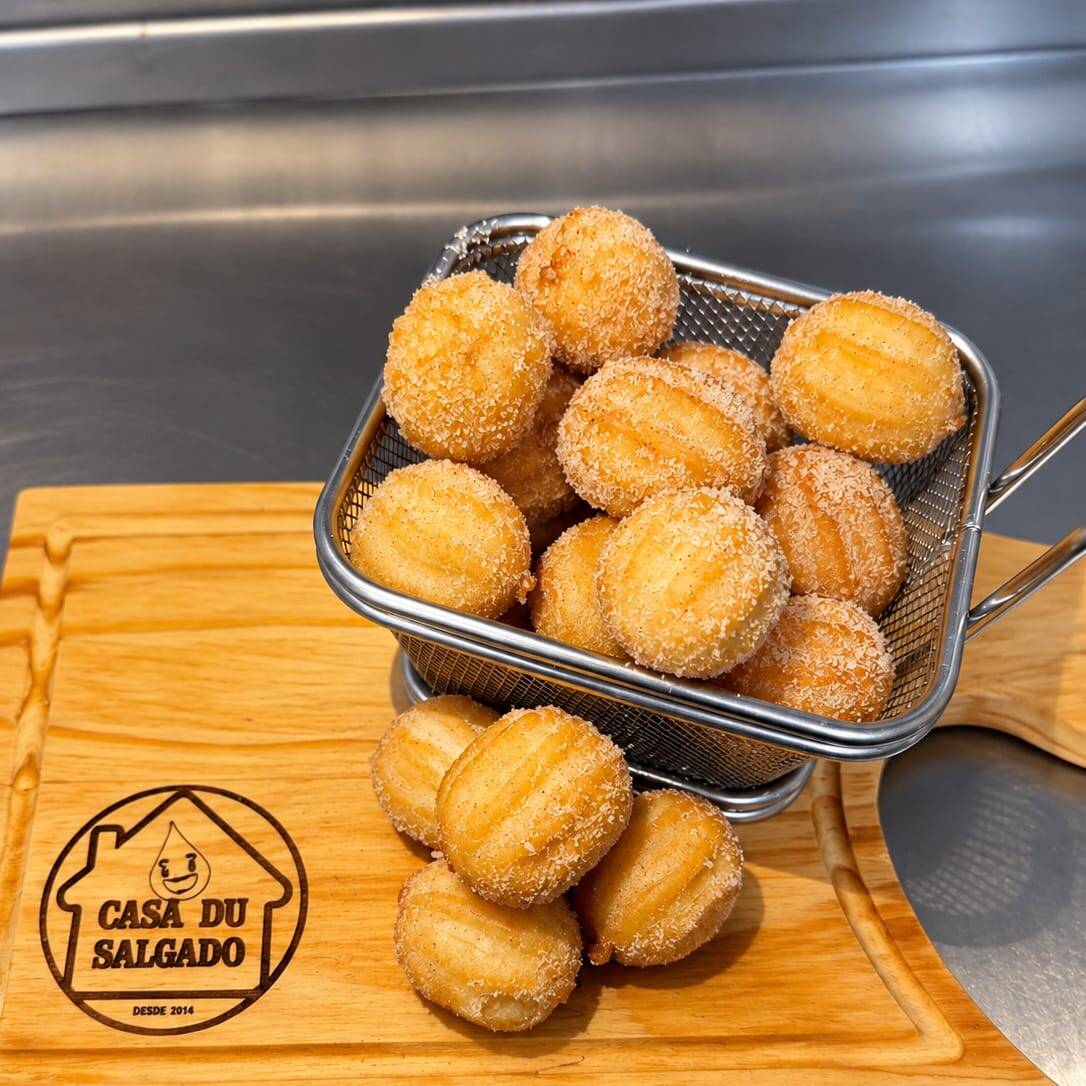 Deliciosos churros douradinhos, quentinhos e crocantes, recheados com aquele irresistível doce de leite! 😋
Perfeitos para adoçar o seu pedido e compartilhar com a família ou os amigos.
🍩 10 unidades
🤎 Recheio cremoso de doce de leite
🔥 Quentinhos e crocantes
😋 Douradinhos e deliciosos