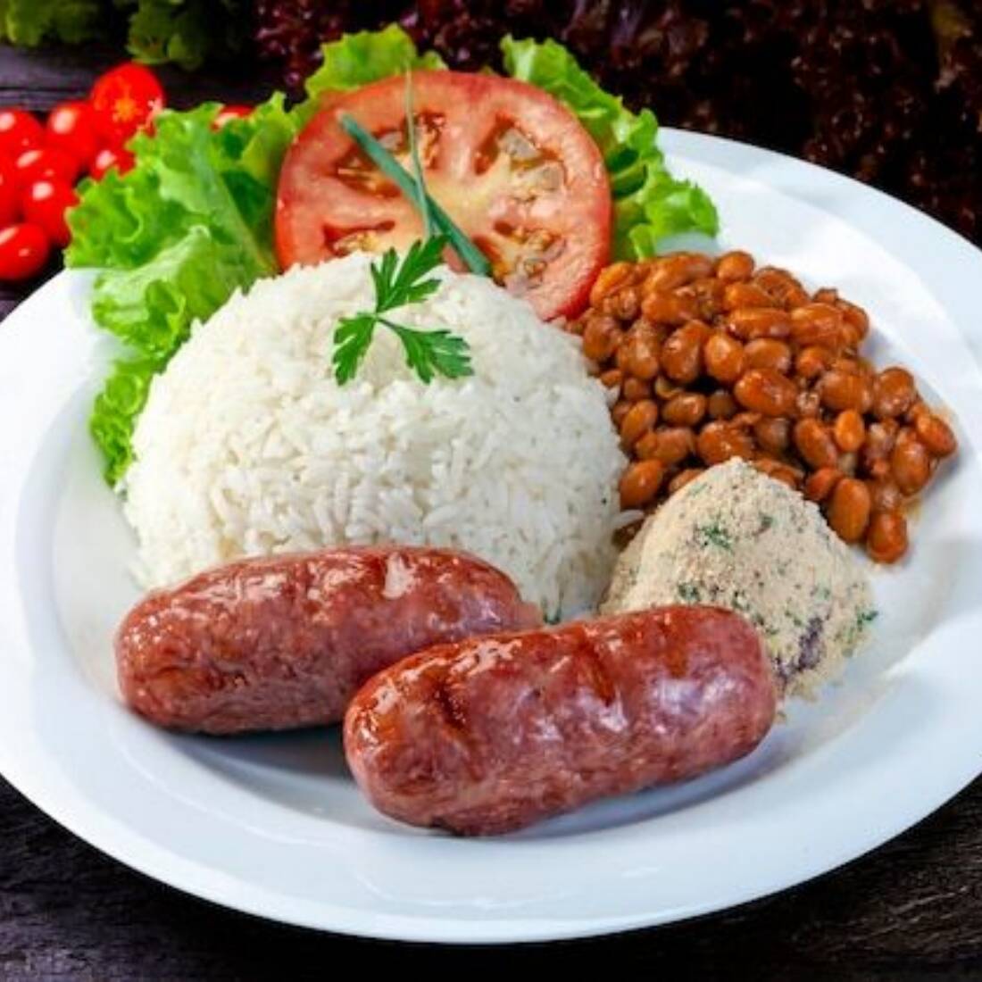 Linguiça toscana, vinagrete, fritas, arroz, feijão.