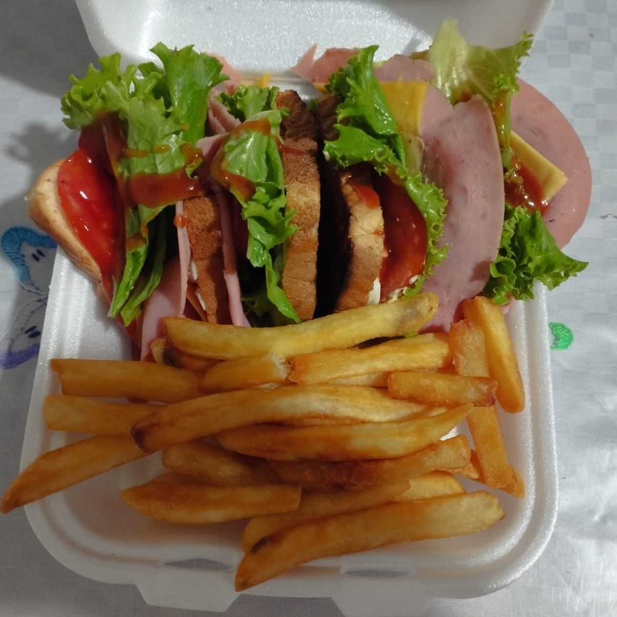 Club sándwich con papas