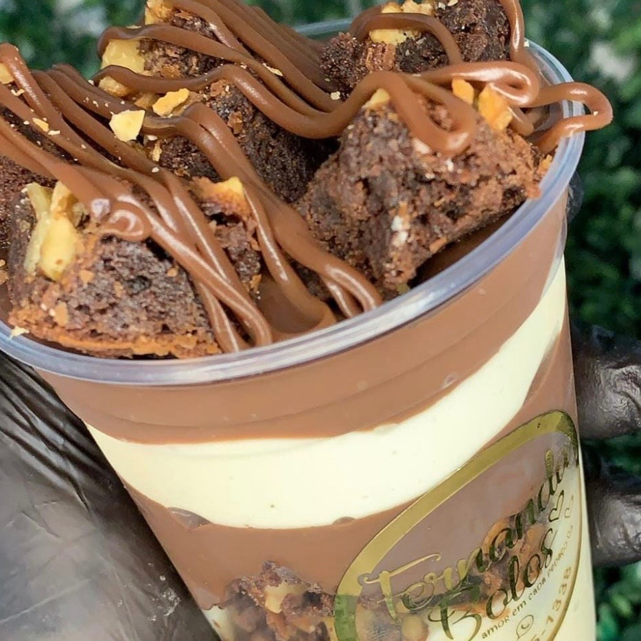 Copo com Creme de ninho, pedaços de brownie e creme chandelle cremoso- Copo tamanho 330ml