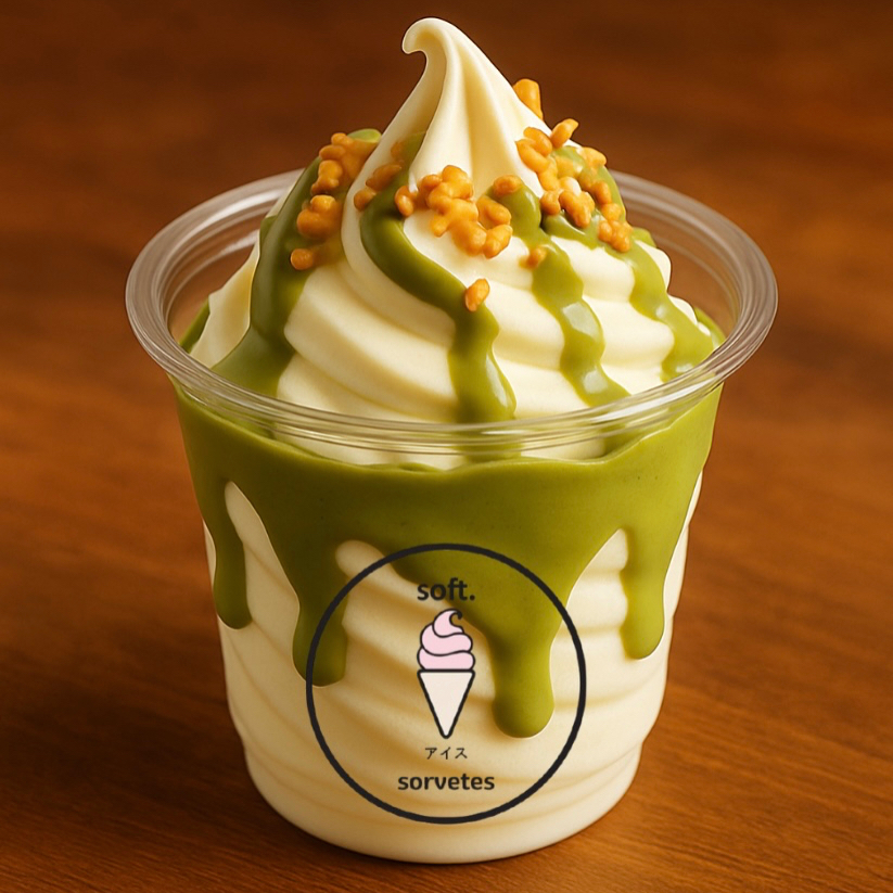 Delicado, cremoso e incrivelmente refinado. O Sundae Pistacchio combina o sorvete de baunilha soft com uma autêntica calda italiana de pistache — densa, aromática e com sabor marcante. Acompanha Amendoins Crocantes e um Canudo Biju. Imagem meramente ilustrativa.