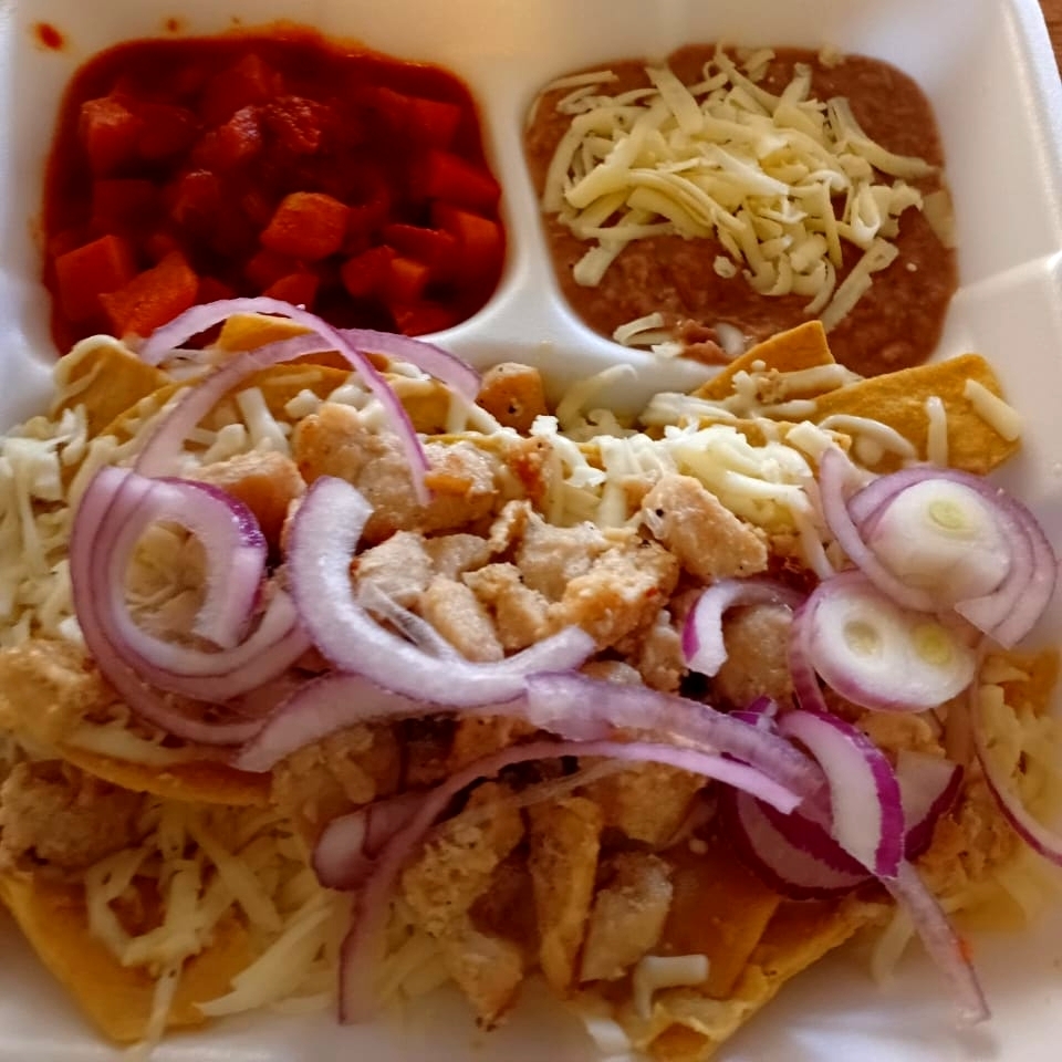 Chilaquiles verdes montados con fajitas de pollo.