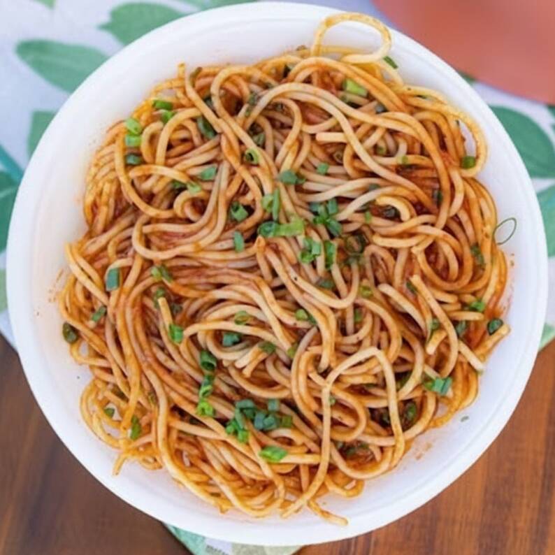 Marmita composta por: Macarrão espaguete ao molho pomodoro