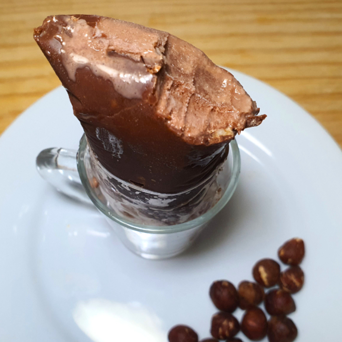 Sorvete de chocolate e Nutella, com recheio de chocolate nobre e avelãs picadas. Nossos geladinhos tem como base ingredientes lácteos de alta qualidade da confeitaria, sem aditivos químicos como a liga neutra, emulsificantes ou retardantes de descongelamento, prezando em primeiro lugar pela melhor experiência de sabor ao cliente. **************Tags******************** Leite Ninho, Nutella, Ferrero, Avelãs, Chocolate, Brigadeiro, Geladinho gourmet, Sorvete, Picolé, Sobremesa, Doces, Bolos, Lanches, Cookies, Brownies, Entrega rápida, Confeitaria, Docinhos.