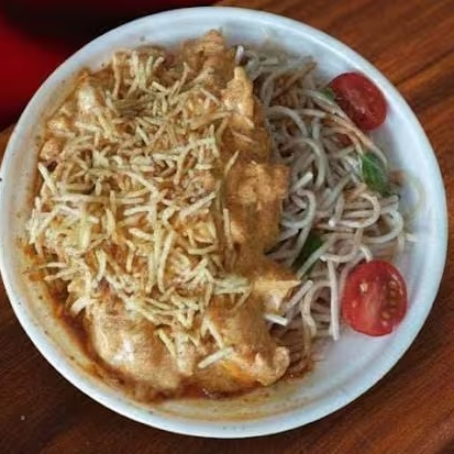 Delicioso macarrão alho e óleo e strogonoff de frango cremoso.