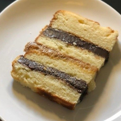 Fatia de torta com combinação de chocolate branco e chocolate ao leite. Cremosa, equilibrada e perfeita para quem ama os dois sabores!