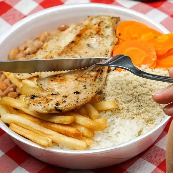 Frango grelhado, arroz, feijão, refogado do dia, farofa (escolha: fritas ou purê)