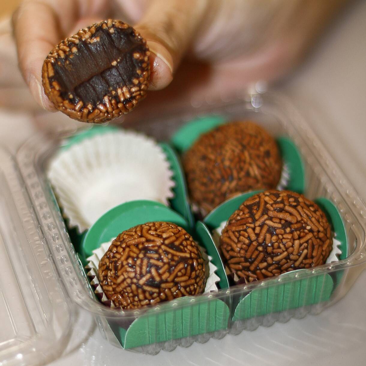 Brigadeiro artesanal, sem glúten, sem lactose, sem conservantes. Feito com cacau puro e chocolate 50%, adoçado com açúcar demerara. Não utilizamos leite condensado.