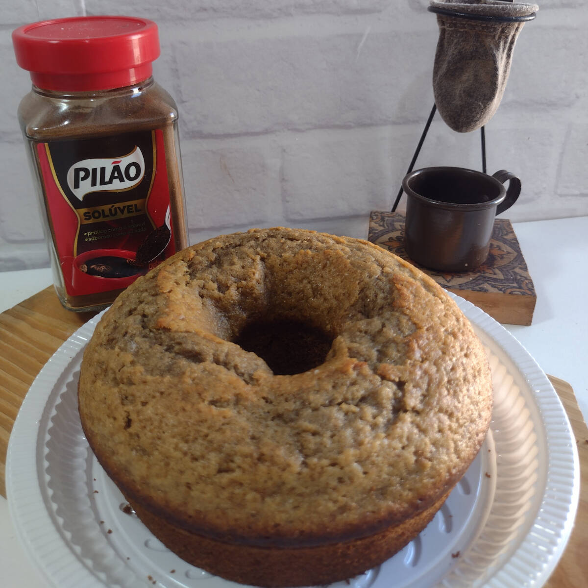 Bolo fofinho com sabor marcante de café e um leve toque cremoso, perfeito para os amantes de capuccino. Ideal para um café da tarde mais especial e cheio de sabor. Combina perfeitamente com momentos de pausa e relaxamento. Rende até 6 fatias generosas.