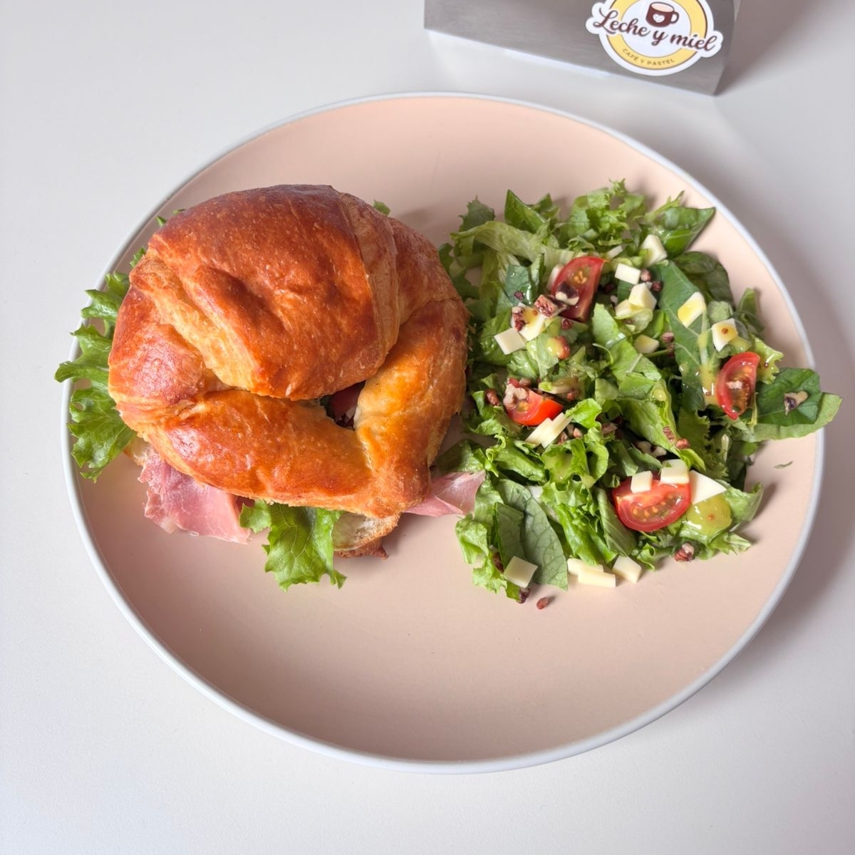 Croissant de Jamón Serrano con Ensalada.