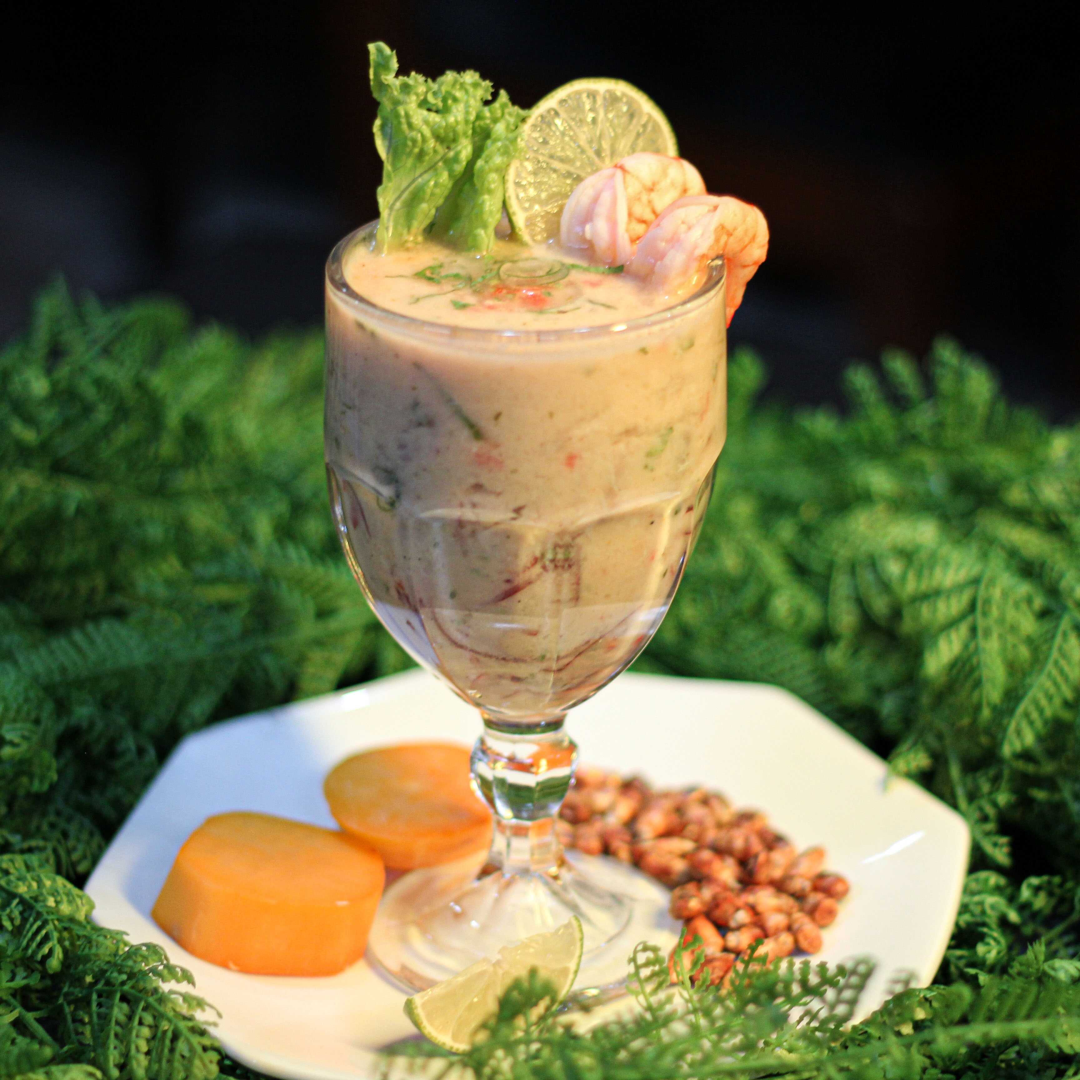 com pedaços de peixe marinado em sumo de limão, coentro, pimenta e cebola roxa