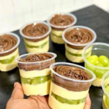 Creme branco com pedaços de uva, finalizado com brigadeiro ao leite. Combinação refrescante e deliciosa.