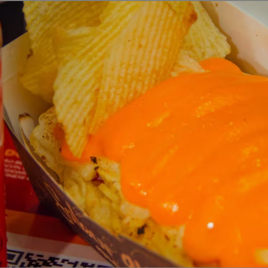 Pão Brioche, Molho de Tomate, Salsicha, Bacon, Batata palha, Milho, Muçarela, Cheddar, Ketchup, Maionese, Mostarda (Acompanha Batata Chips)