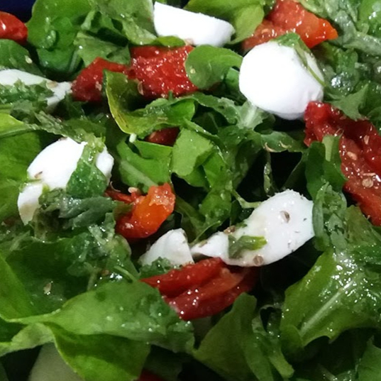 Escarola, tomate seco, parmesão e mussarela de búfala