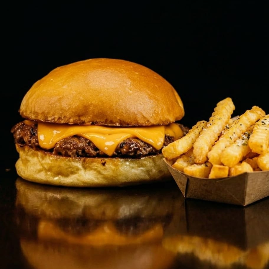 Combo mini boss ( kids) - Pão brioche, maionese da casa, hambúrguer blend, queijo cheddar. Acompanha fritas.