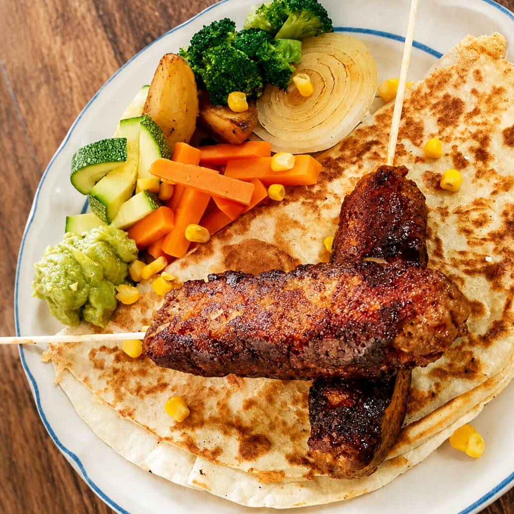 Kebab con Quesadilla, Guacamole y Verduras