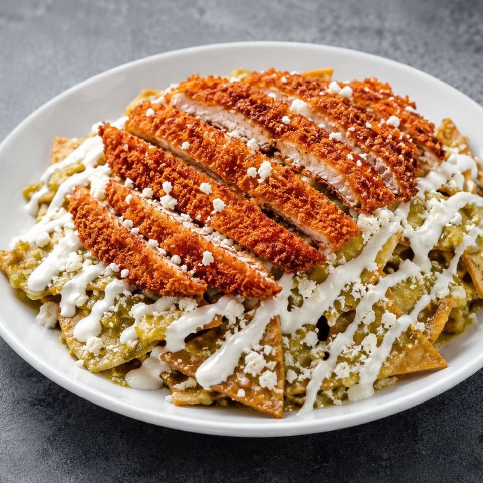 Chilaquiles Grandes con Milanesa Crujiente