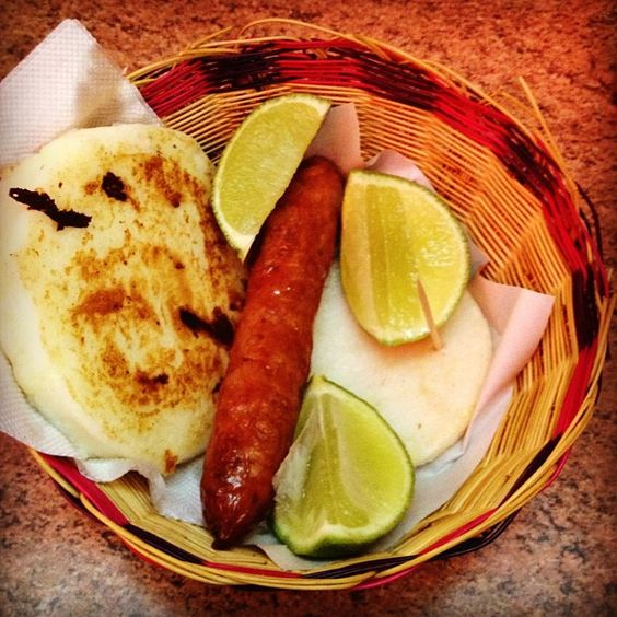Chorizo Santarrosano + Arepa/Pan + Bebida