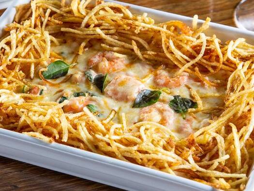 Camarões refogados com alho e cebola, servido sobre cremoso arroz com manjericão,envolvido com molho branco. Gratinado com queijo muçarela. Acompanha batata palha.  Serve 01 pessoa.(110g de camarão in natura)