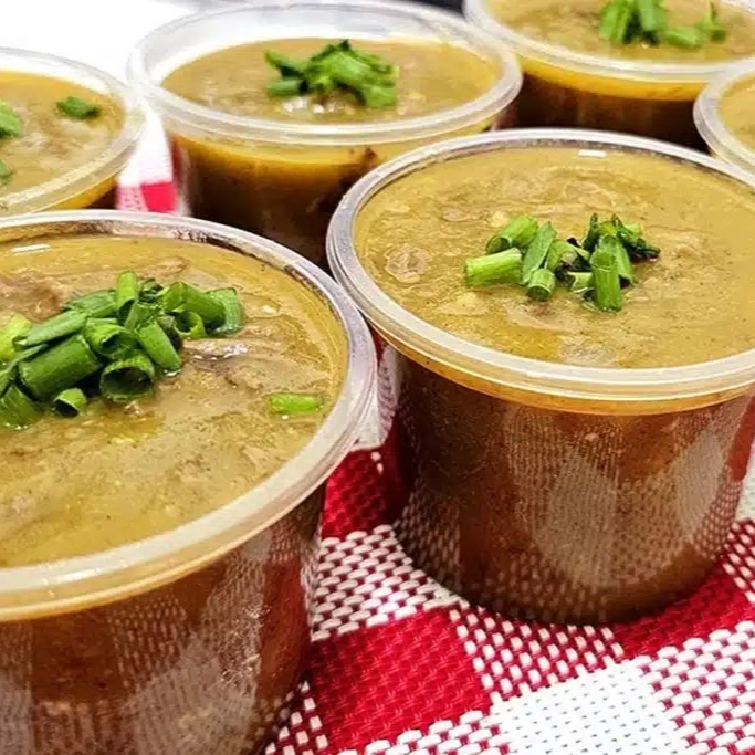 Perfeito para aquecer o corpo e o coração! 💛 Feito com batatas, cenouras, carne moída e temperos secos selecionados, esse caldo é super cremoso, nutritivo e cheio de sabor caseiro. Ideal para quem busca uma refeição leve, reconfortante e cheia de energia! 😋✨