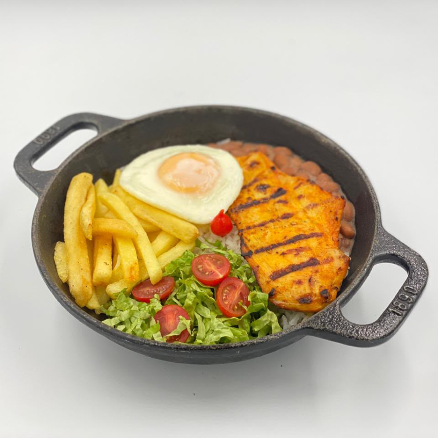 Maravilhoso File de frango Grelhado na churrasqueira ,Arroz soltinho ,feijao de caldo, batata frita ,salada e ovo no pontinho que vc gosta .