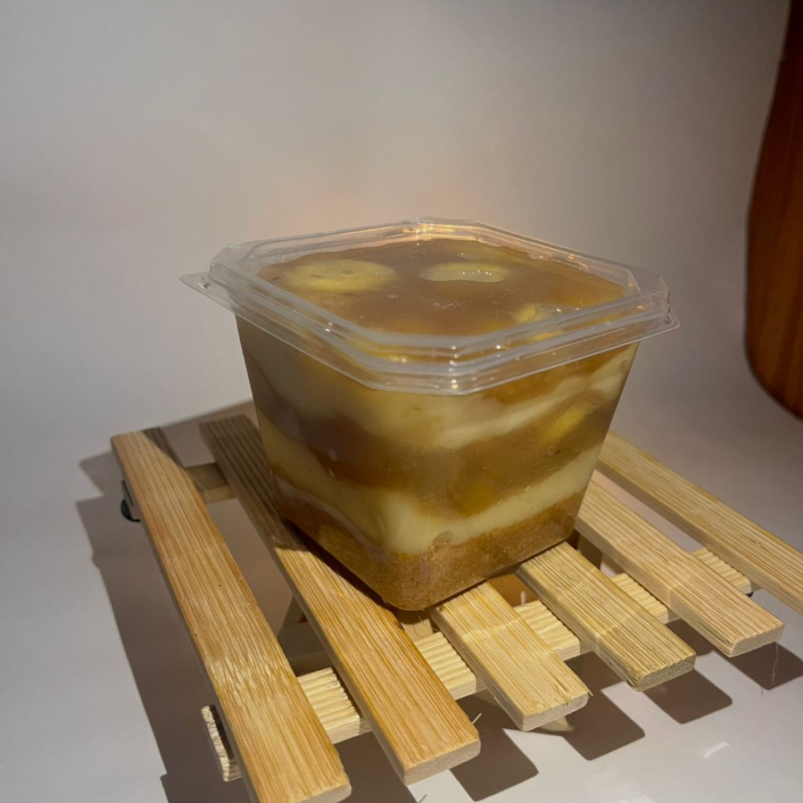Camadas de biscoito, creme de ninho e doce de banana