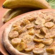 Banana, leite condensado, canela e açúcar mascavo.