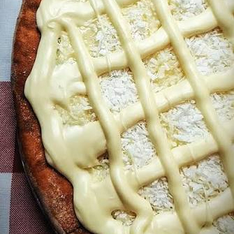 Chocolate branco, leite ninho, coco ralado e leite condensado.