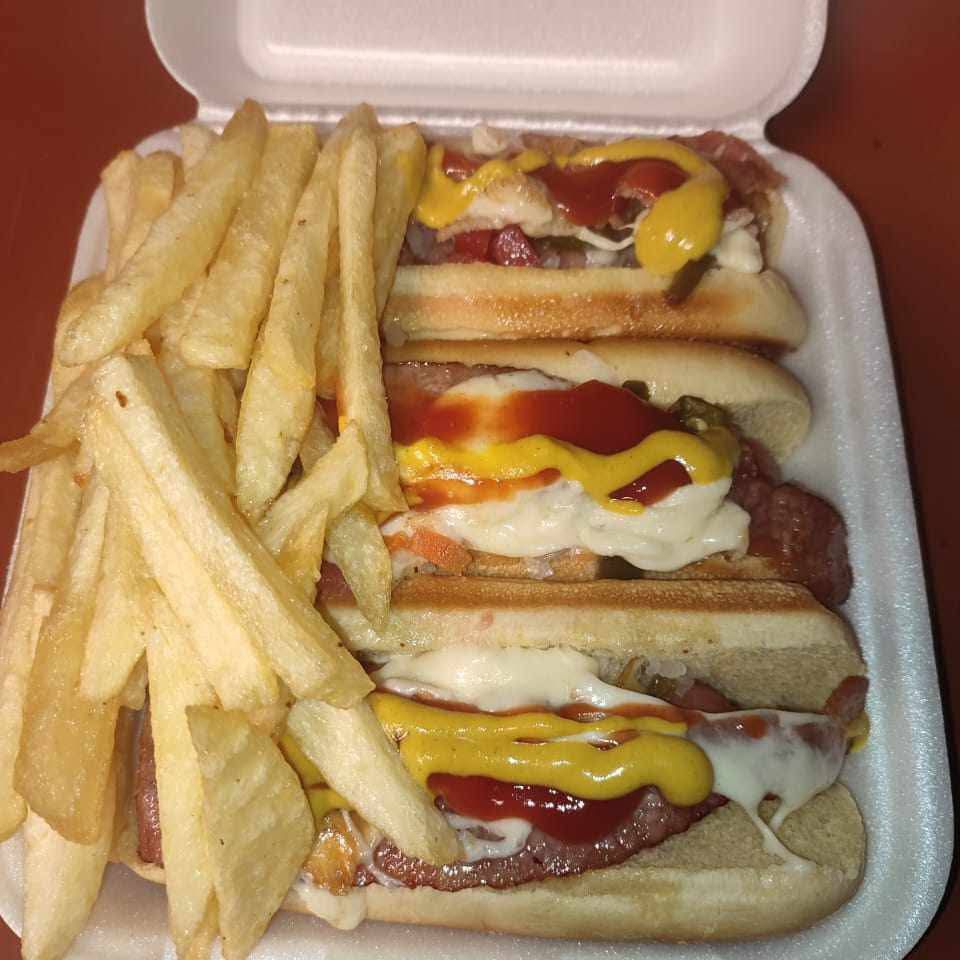 Tri Hot Dogs y Porción de Papas a la Francesa