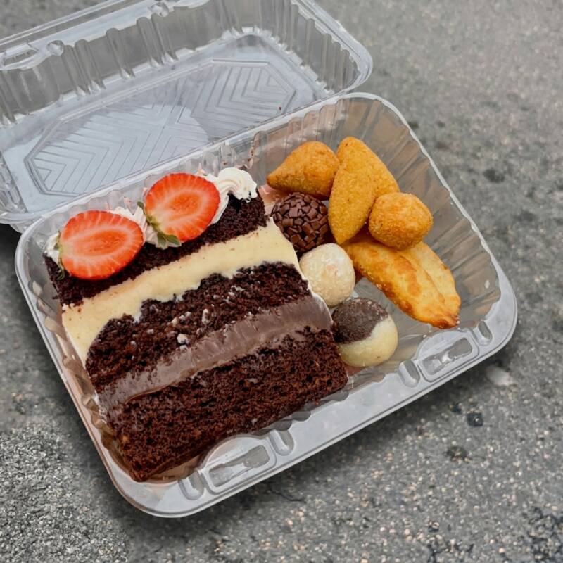 Pratinho de mainha vem uma fatia de bolo casadinha, 6 unds de salgados de festa, 3 docinhos, e uma fatia de bolo no sabor de ninho com chocolate