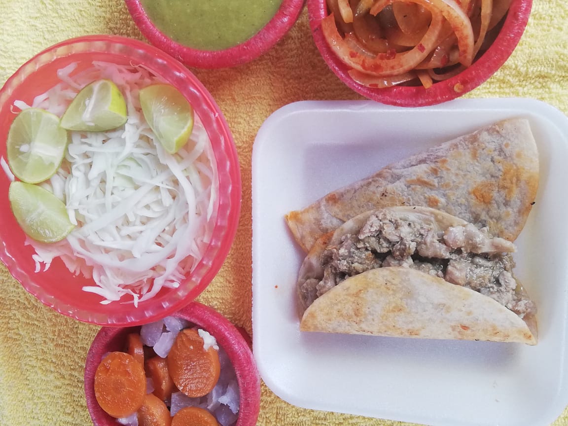 Taco de Harina de Carne en Salsa Verde