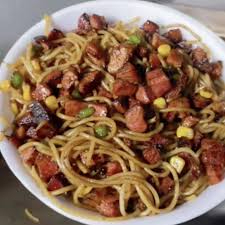 Marmita Média: Macarrão Espaguete, Salsicha, Shoyo. Acompanha também Omelete de Presunto, queijo, cheddar e catupiry